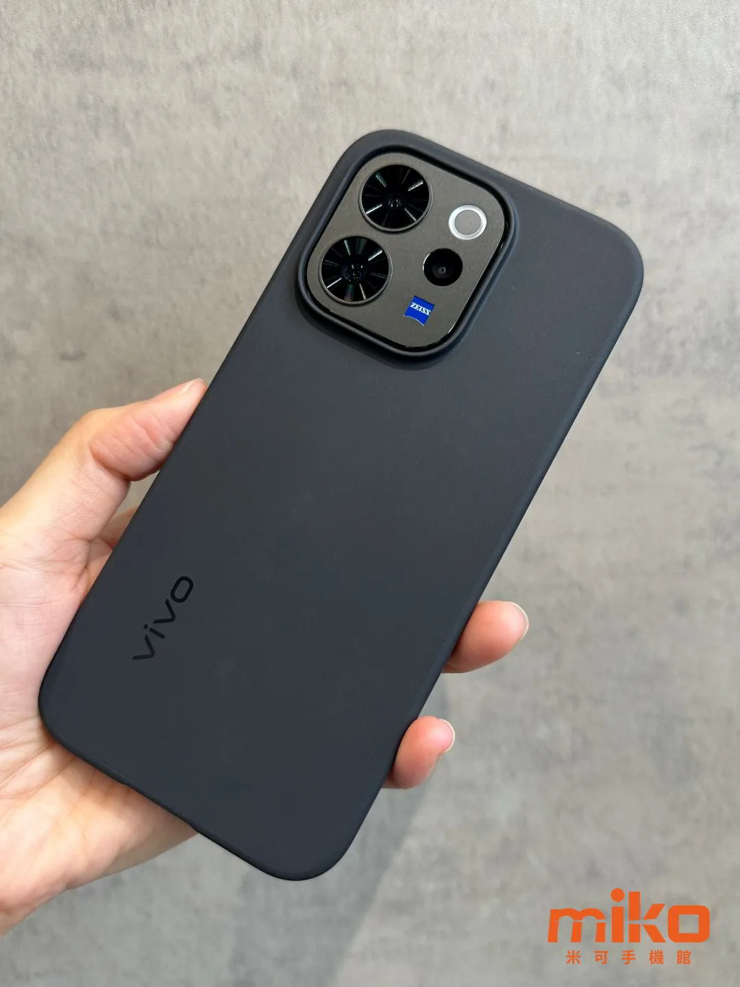 vivo V70 附贈的矽膠手機殼背面外觀